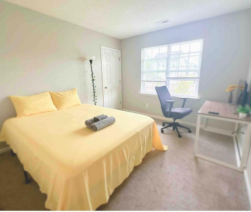 Spacious Room With Shared Bathroom Raleigh Extérieur photo