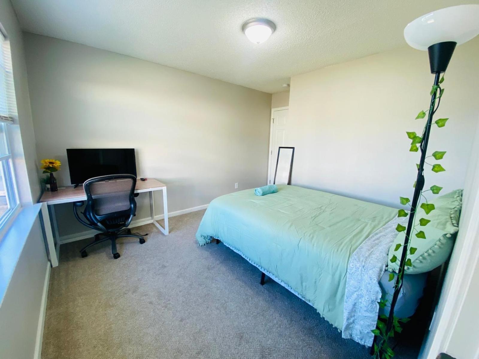 Spacious Room With Shared Bathroom Raleigh Extérieur photo