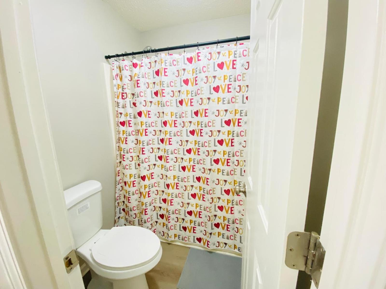 Spacious Room With Shared Bathroom Raleigh Extérieur photo